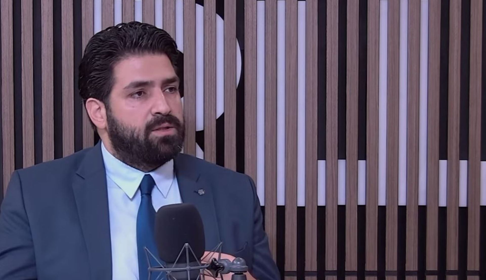مروان عبدالله: انتفضوا على الحزب وتعالوا لنبني دولة نعيش فيها معكم وآن الأوان لنعيش مرتاحين